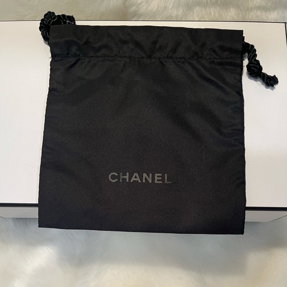 CHANEL GIFT BOX 9.5x5.5x3 INCHES AND DRAWSTRING BAG 5.5x5.5 INCHES - Picture 4 of 5